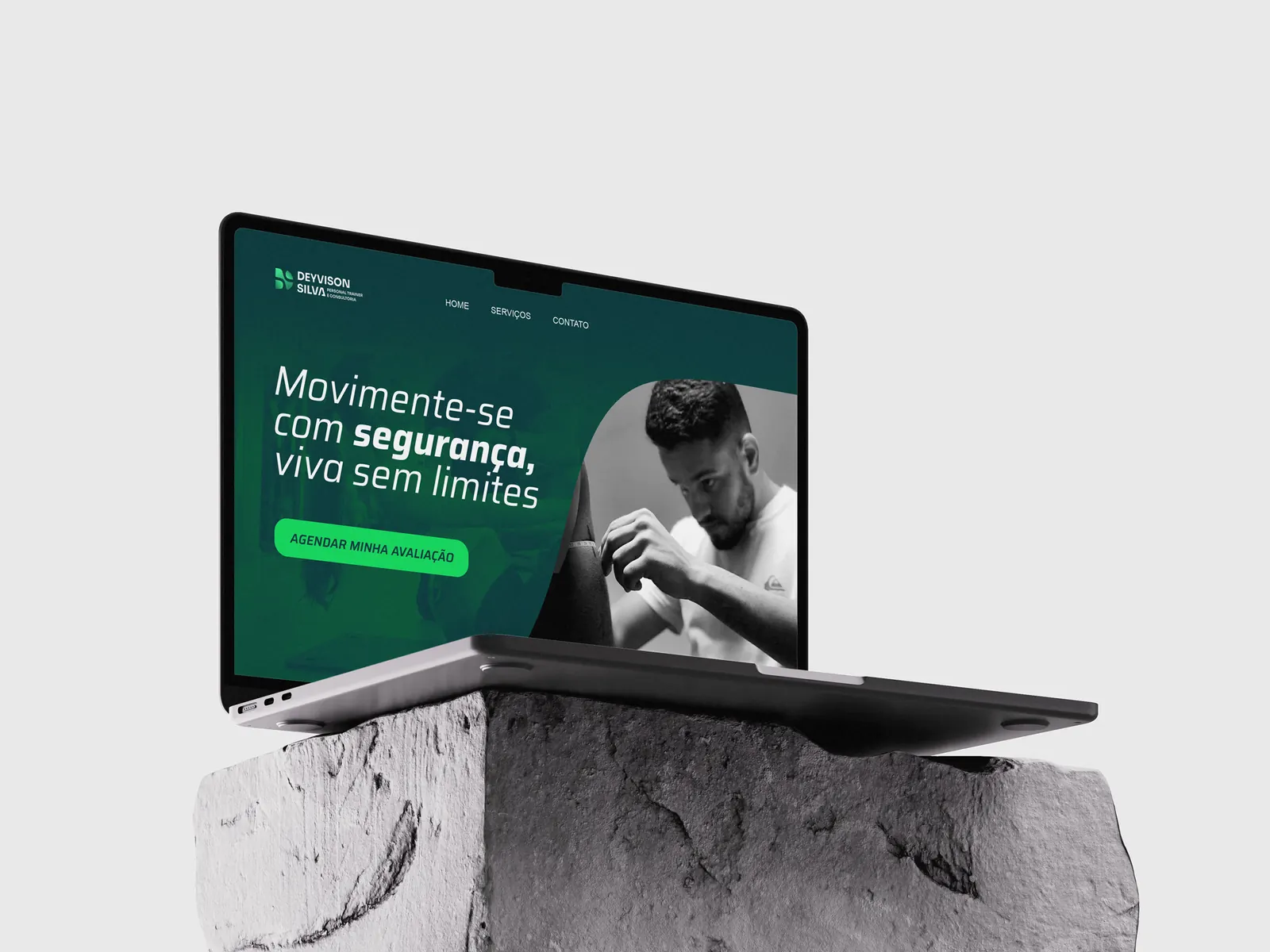 Mockup do site institucional em um MacBook