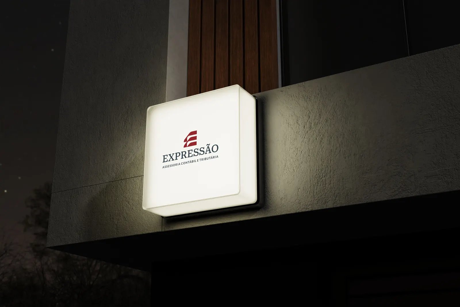 Placa luminosa com o logo da Expressão na fachada, à noite