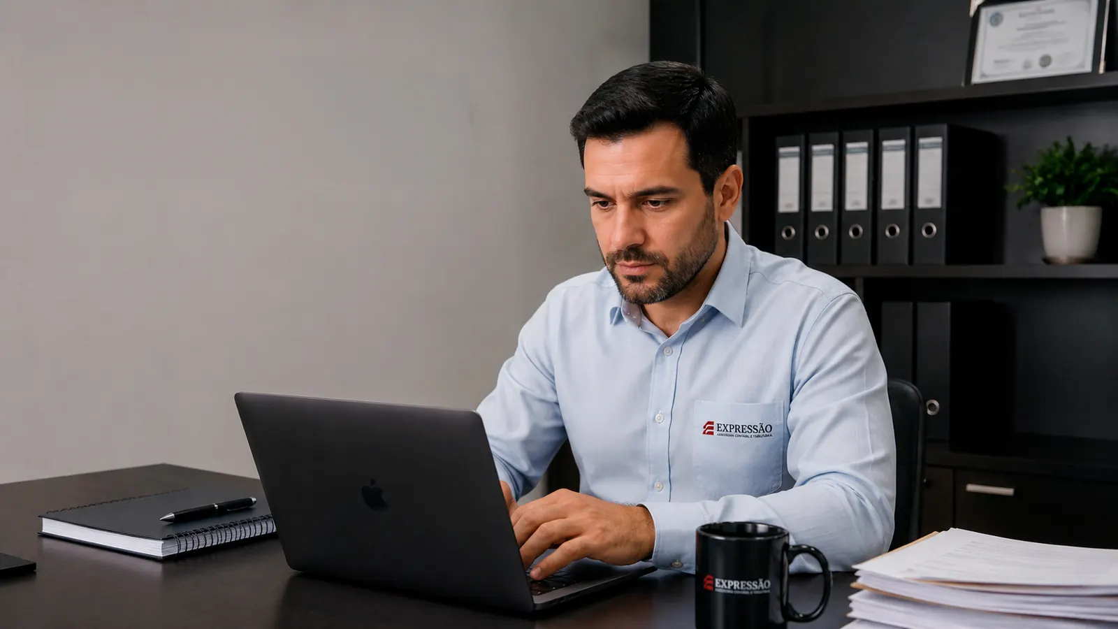 Uniforme bordado e caneca aplicados em ambiente de escritório