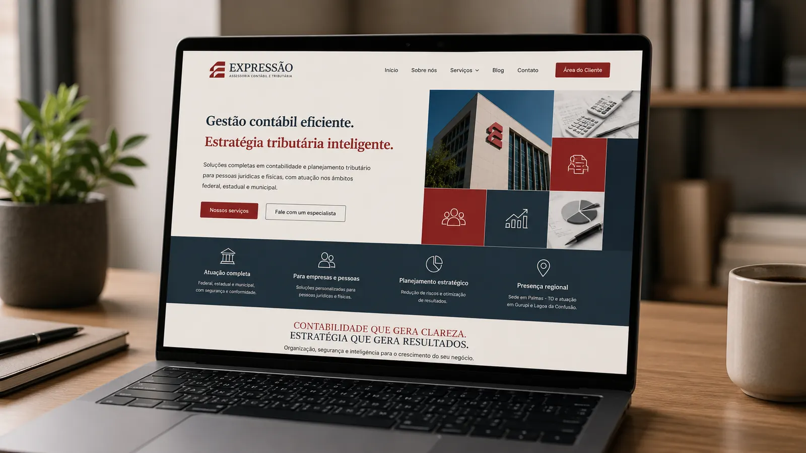 Site da Expressão aberto em um notebook sobre a mesa