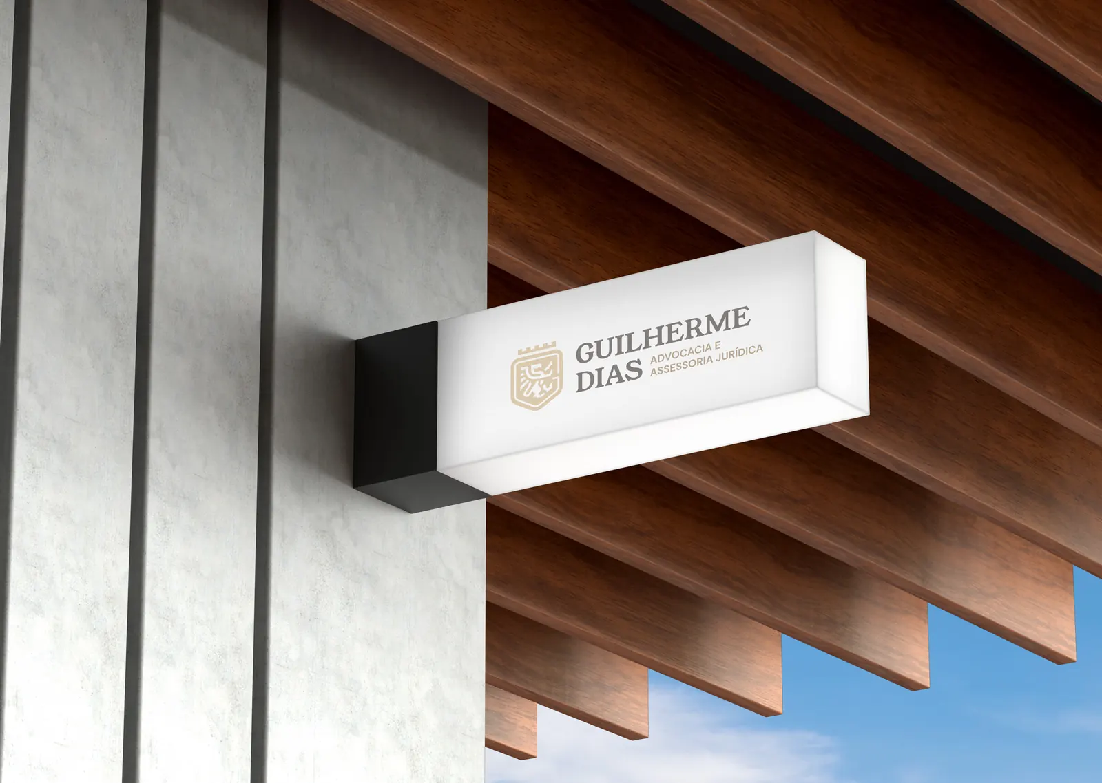 Placa luminosa com a marca Guilherme Dias na fachada, sob ripado de madeira