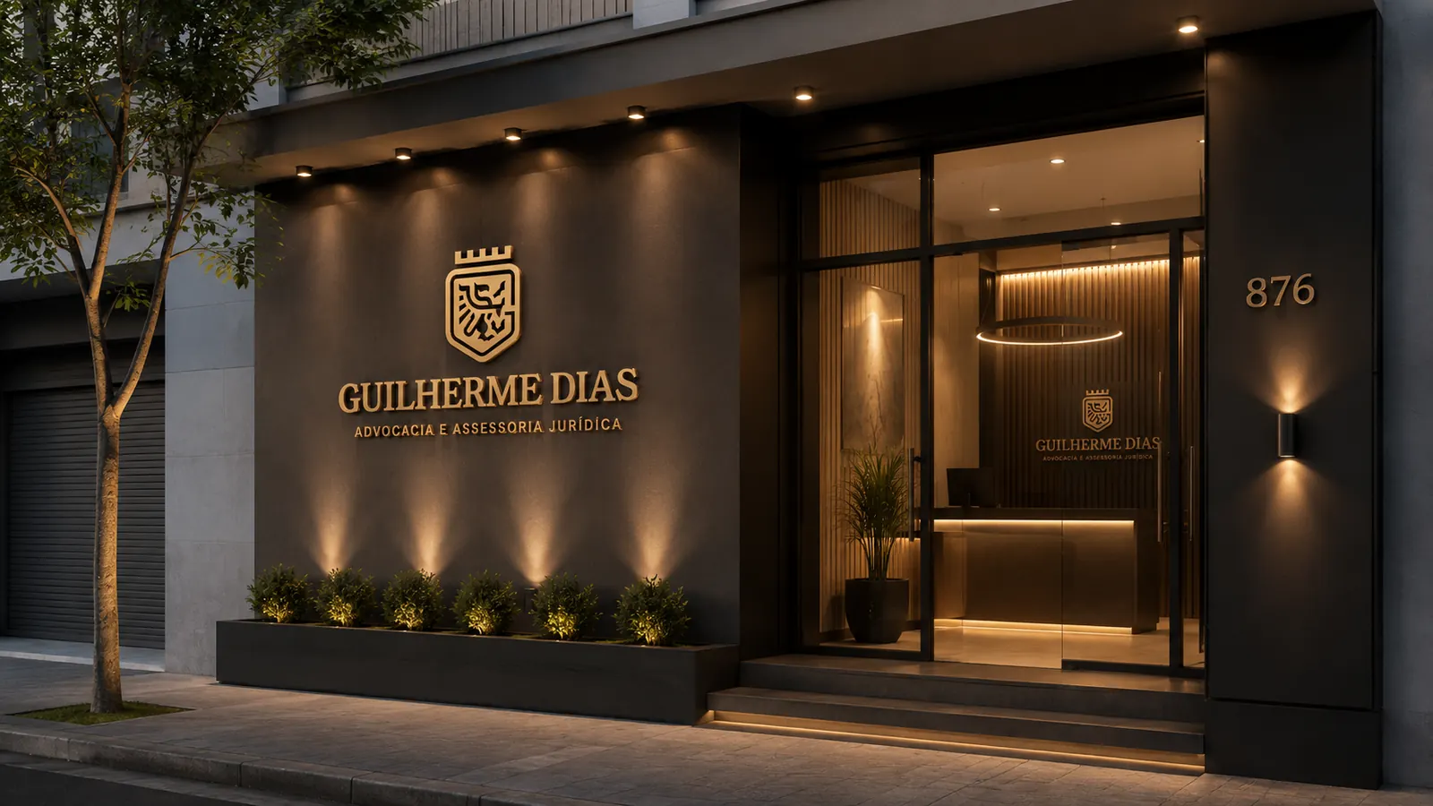 Fachada do escritório à noite com a marca iluminada