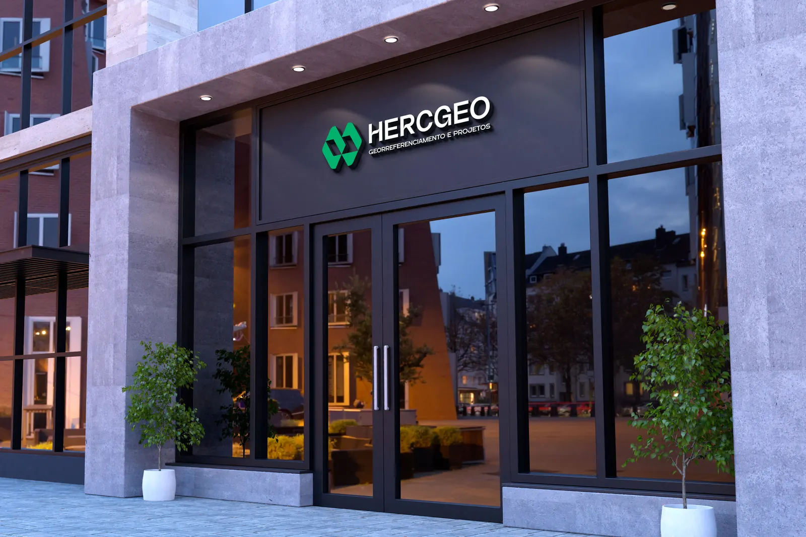 Fachada iluminada da Hercgeo à noite