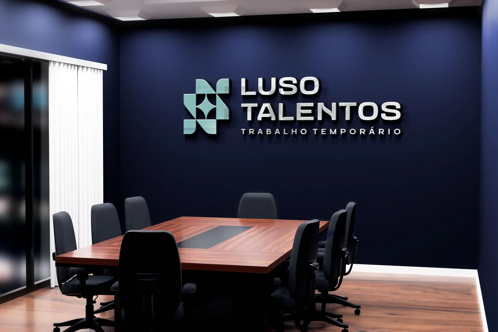 Logo em relevo iluminado em parede corporativa