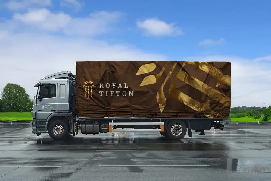 Carreta com lona estampada com o símbolo da Royal Tifton