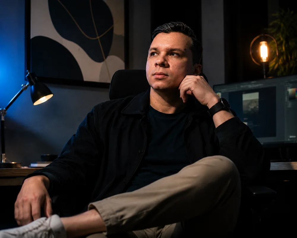 Wallison Esley, designer de marcas, no seu espaço de trabalho